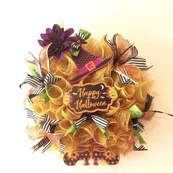 Halloween Wreath - Welcoming Witch - Picture 1 of 5